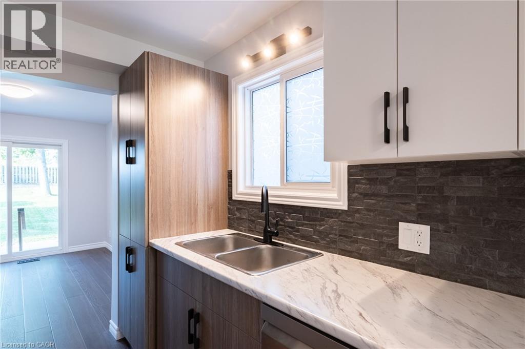 537 Barwick Crescent — photo 8