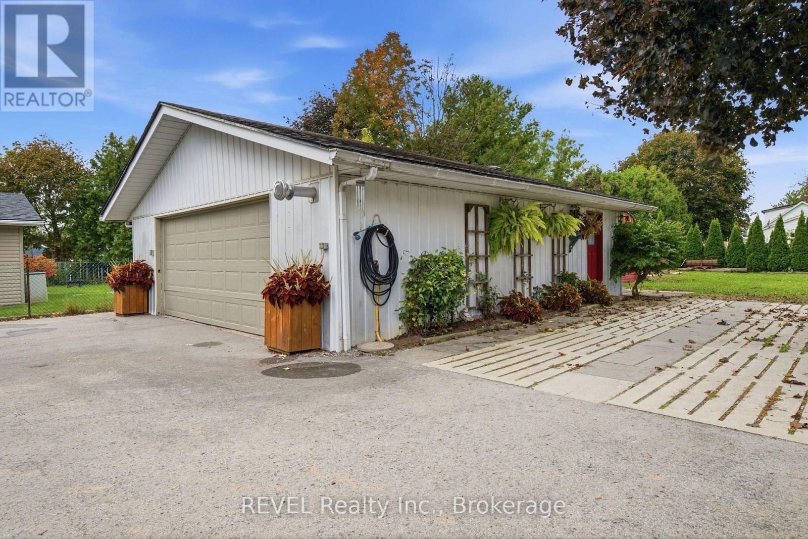 61 Queen Street North — photo 34