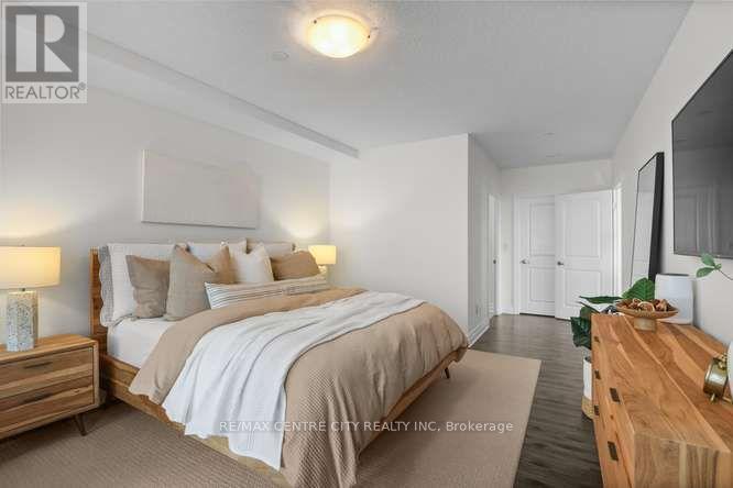 240 Villagewalk Boulevard — photo 18