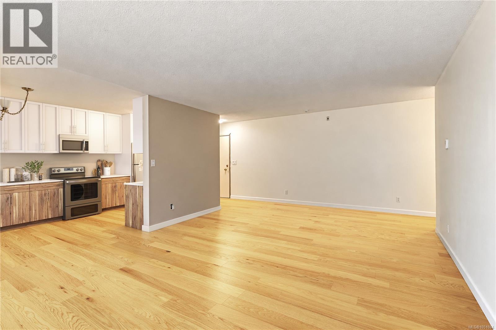 #206 3800 Quadra St - 4