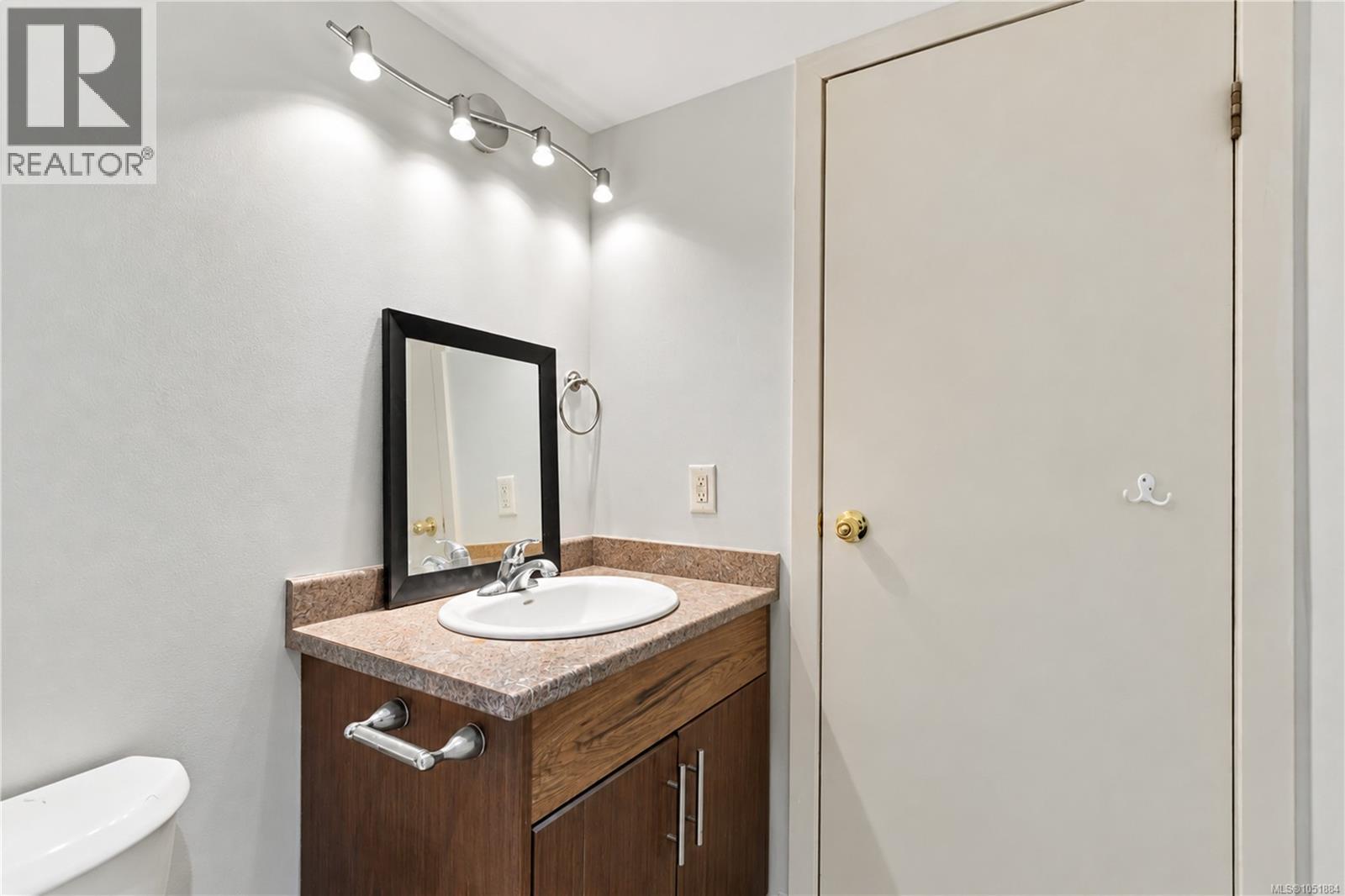 206 3800 Quadra Street, Saanich