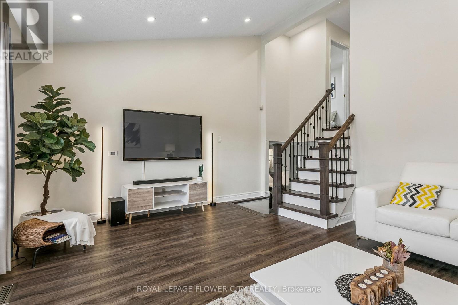 35 CAMBERLEY CRESCENT - 20