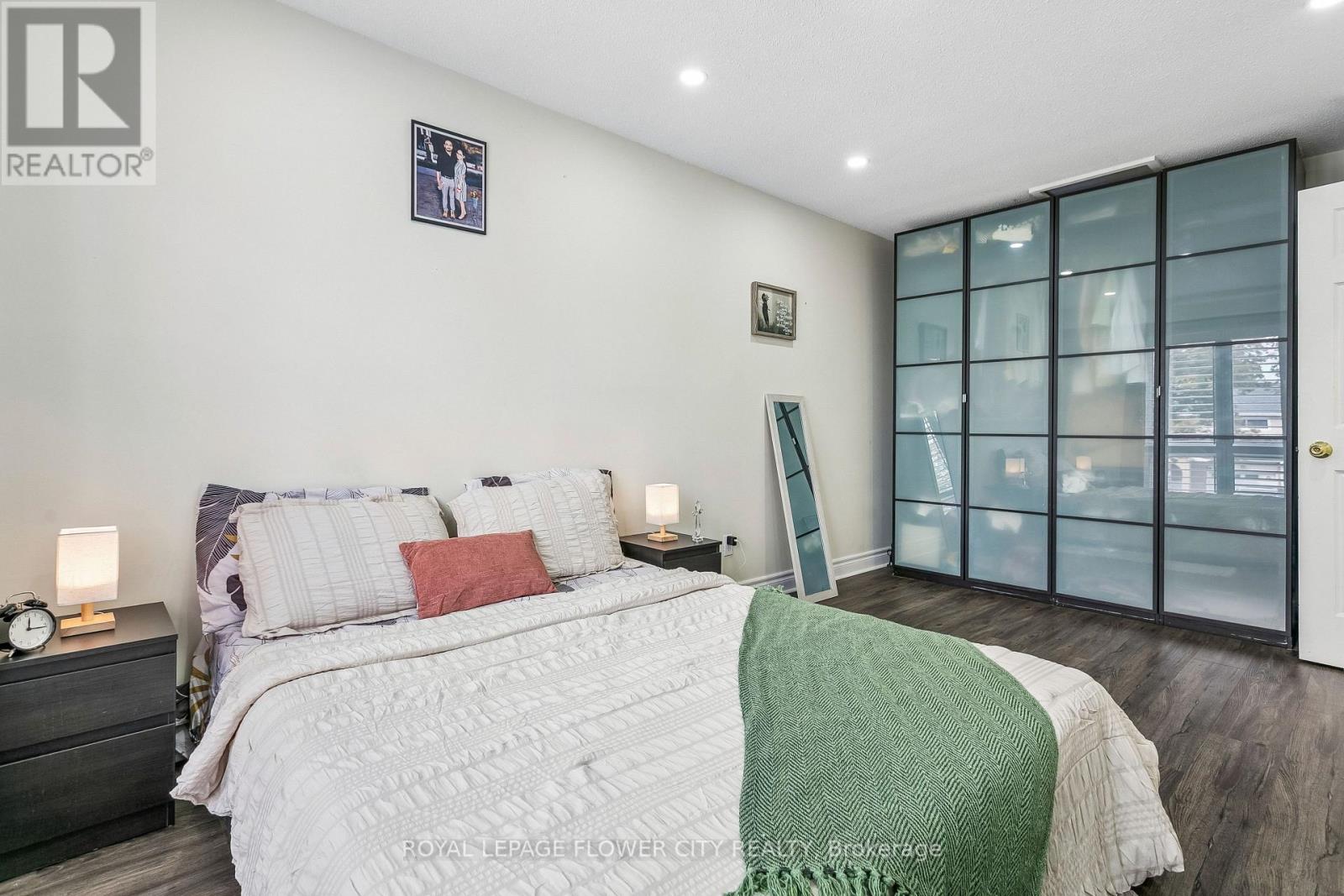 35 CAMBERLEY CRESCENT - 31