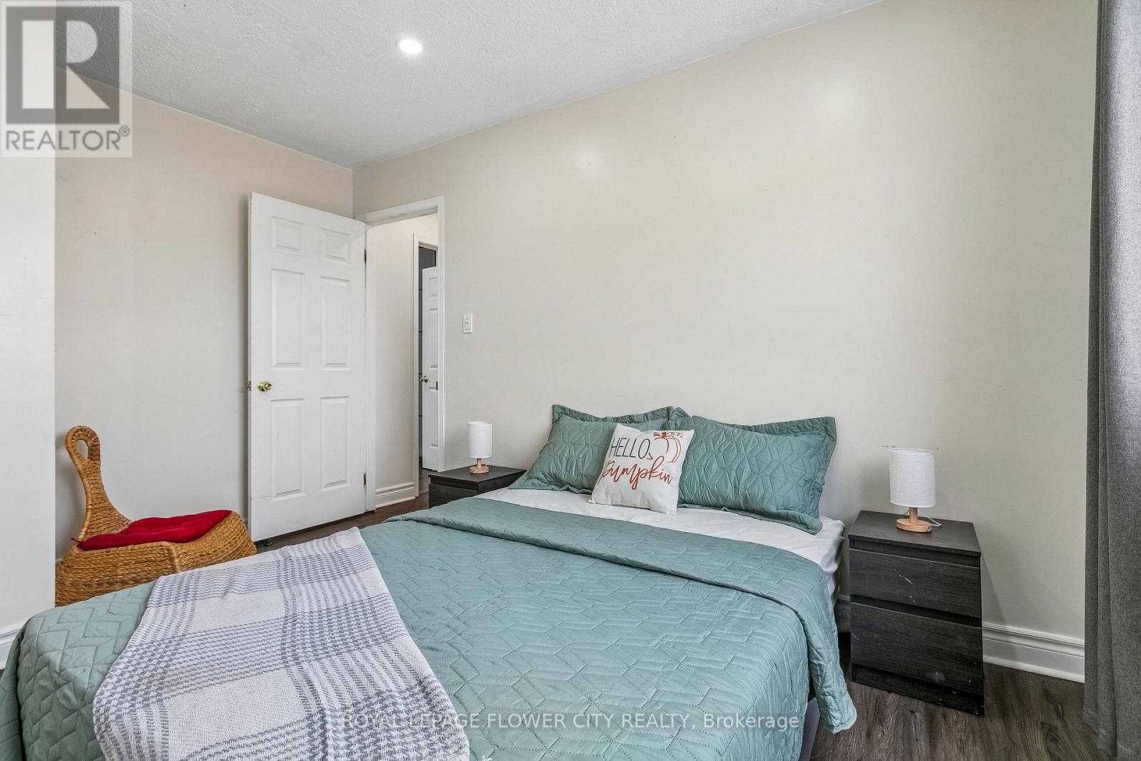 35 CAMBERLEY CRESCENT - 33