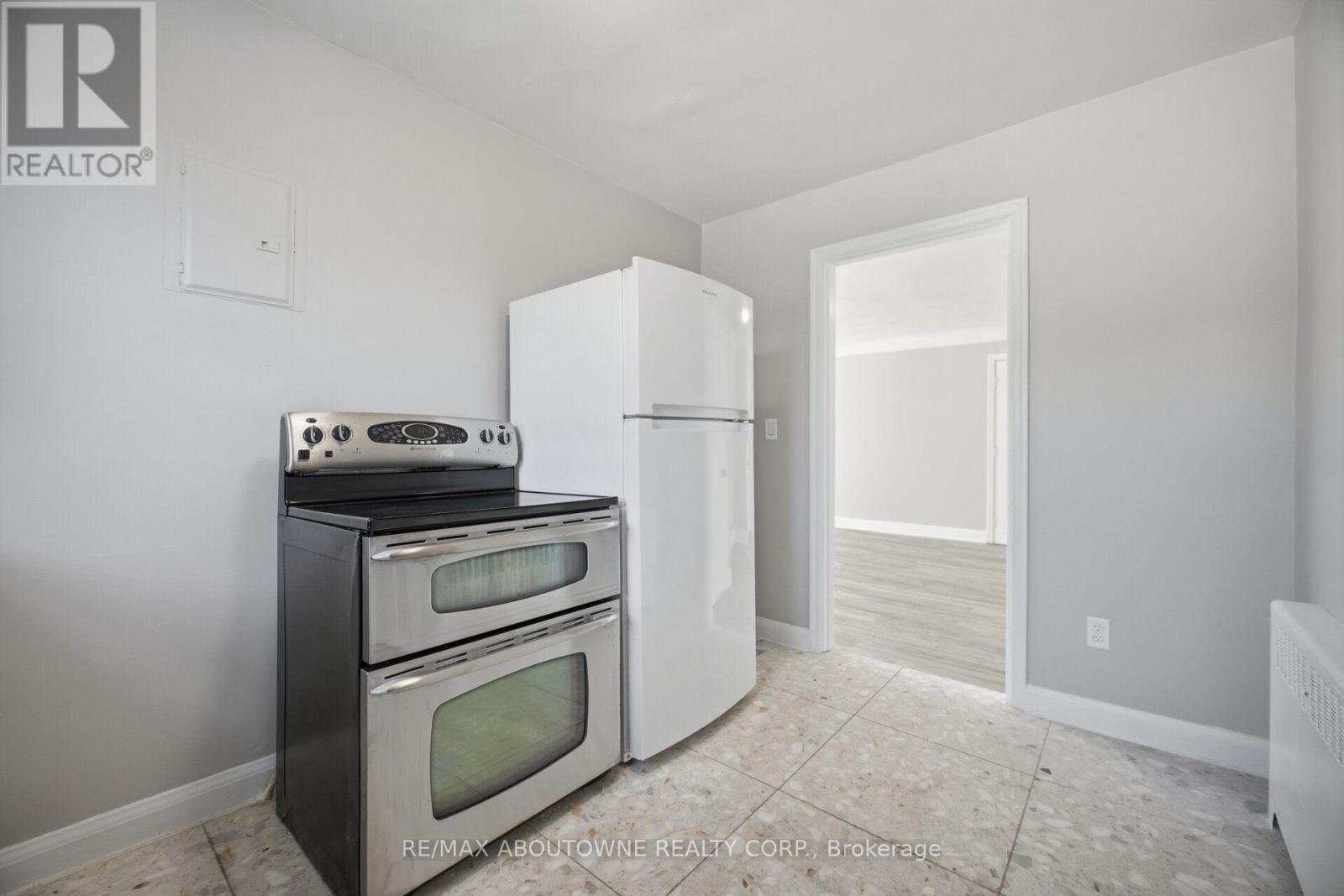 1047 Churchill Avenue East — photo 11