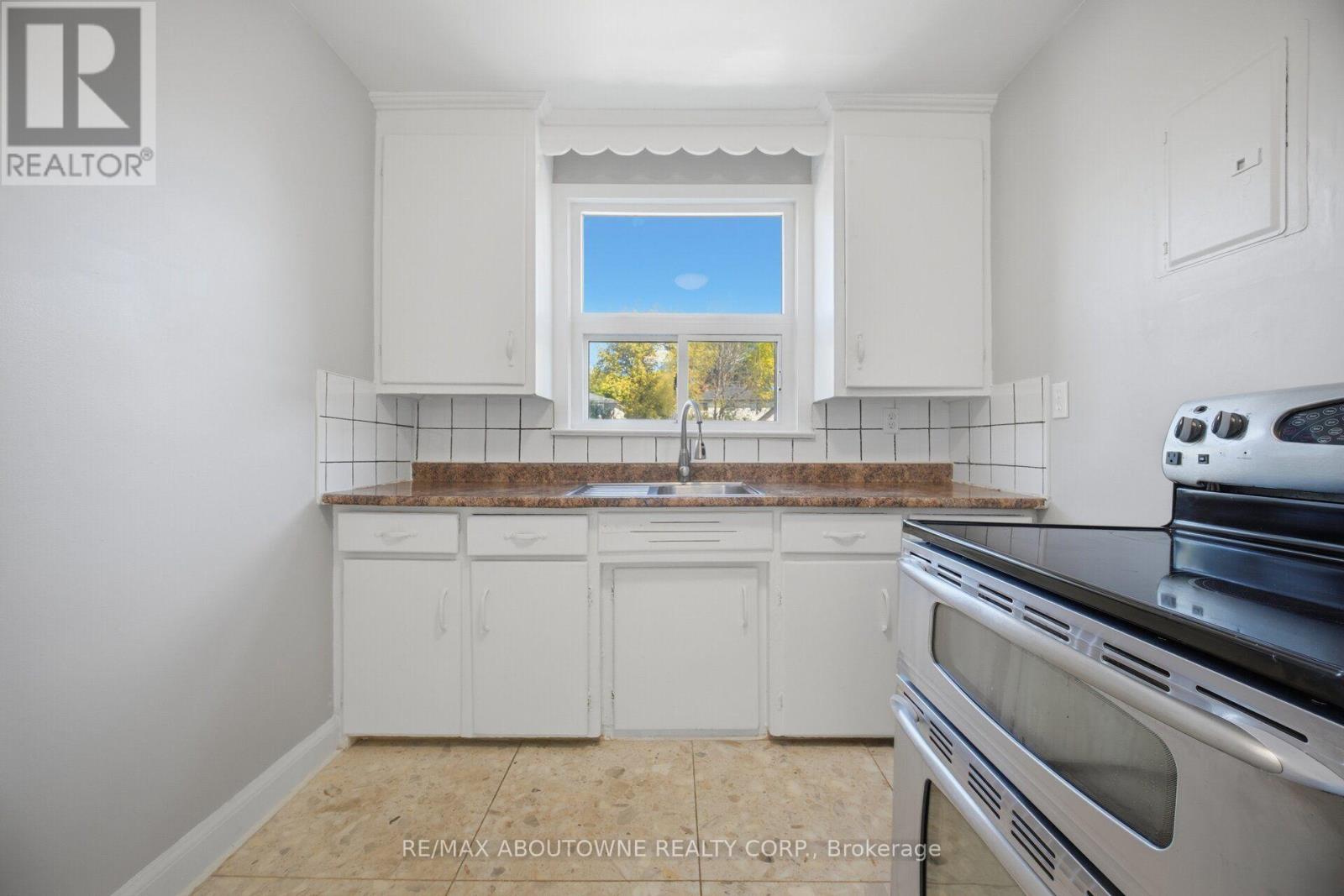 1047 Churchill Avenue East — photo 12
