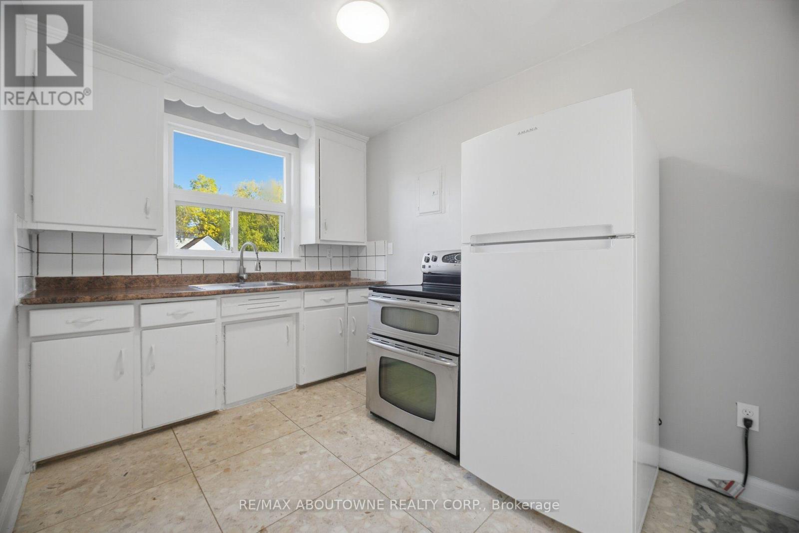 1047 Churchill Avenue East — photo 13
