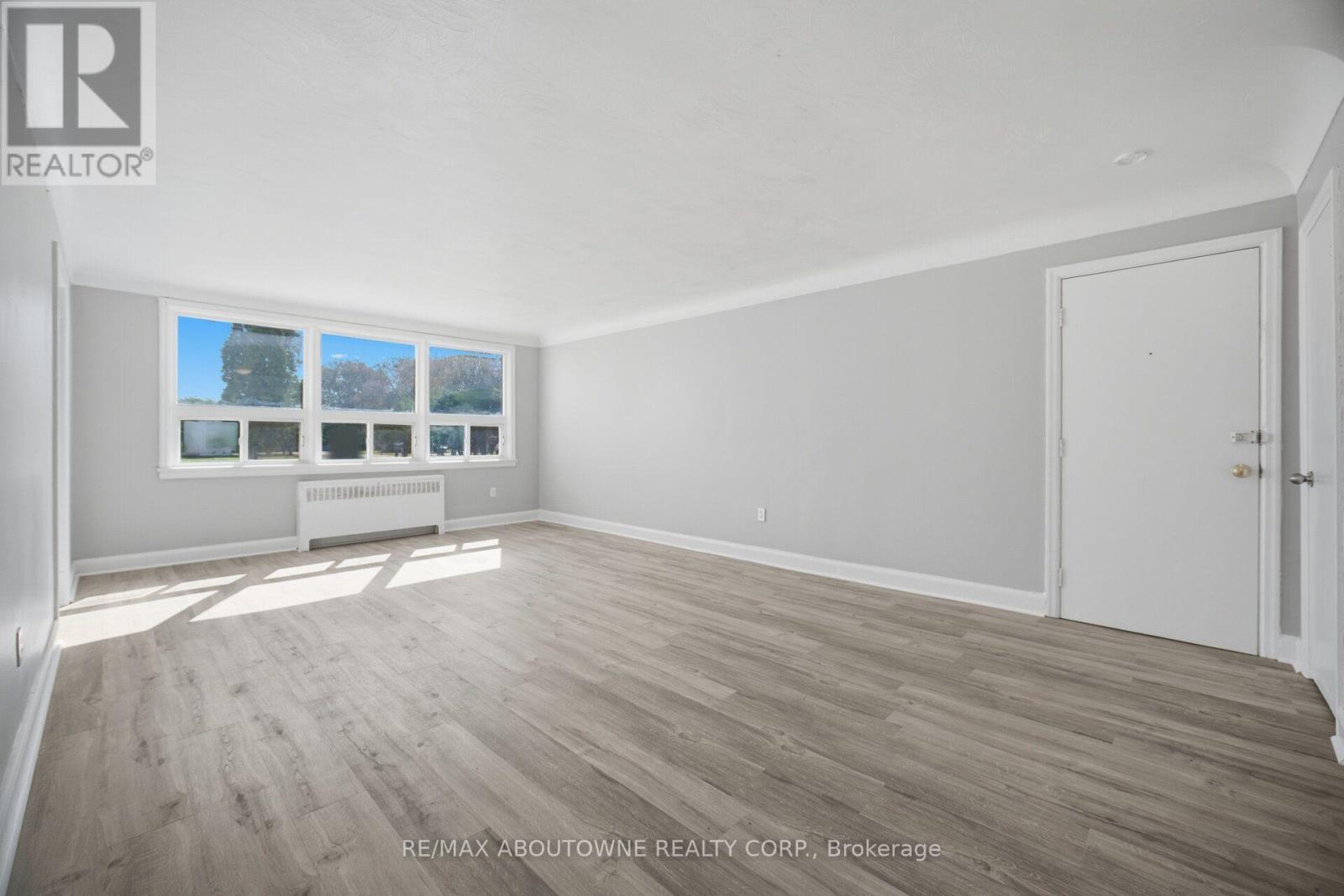 1047 Churchill Avenue East — photo 7