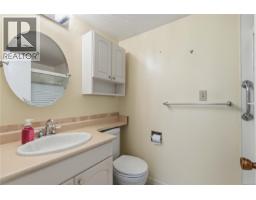 Bathroom - 207 9560 Fifth St, Sidney, BC V8L2W5 Photo 7