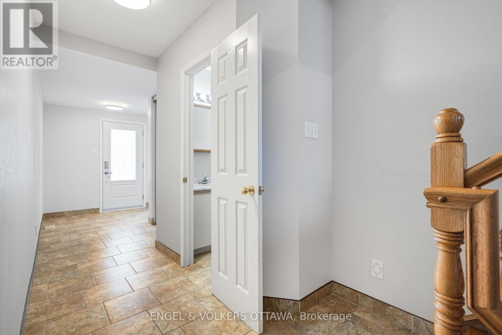 Entry and powderoom