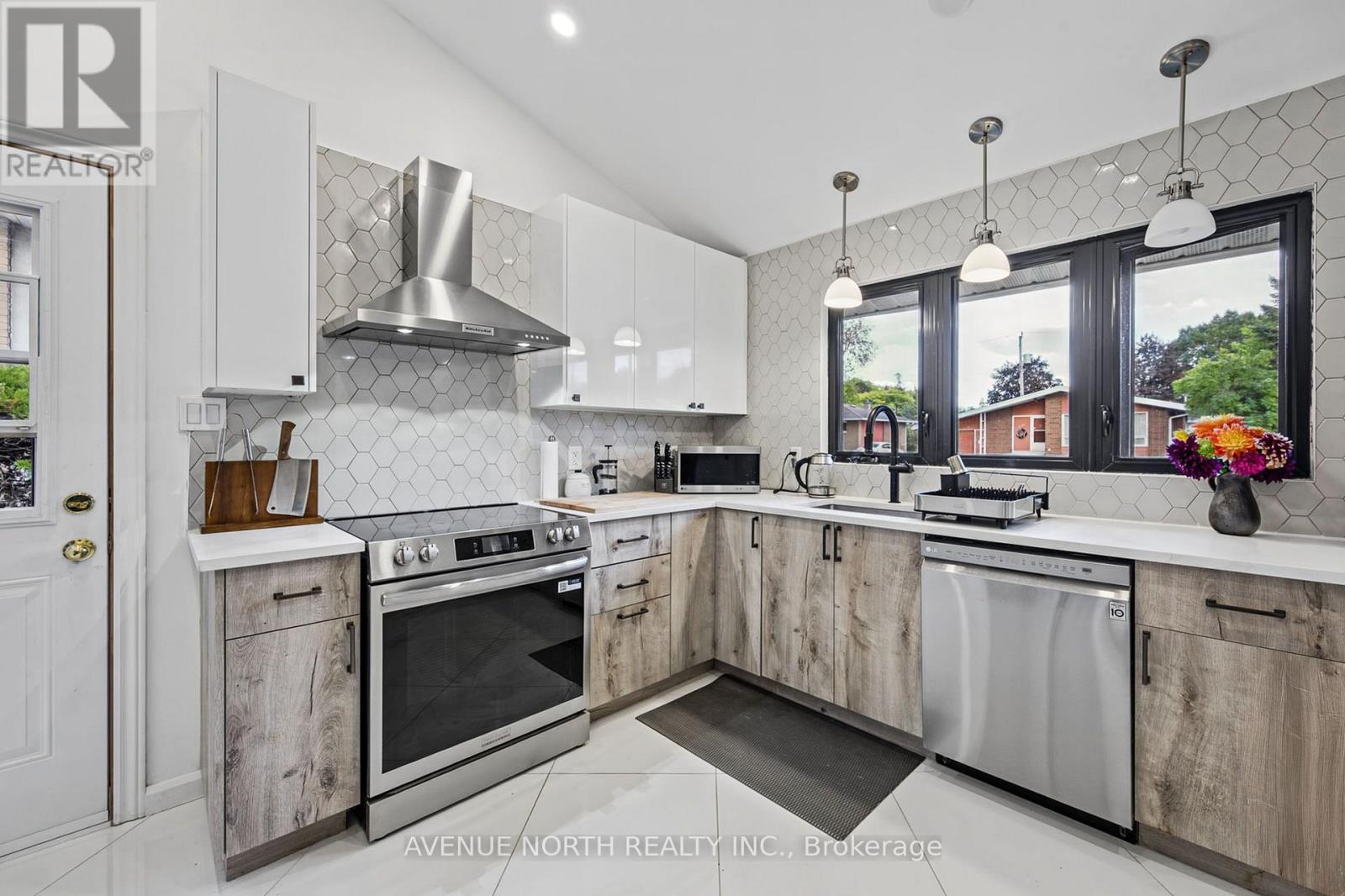 1174 Maybank Street — photo 15