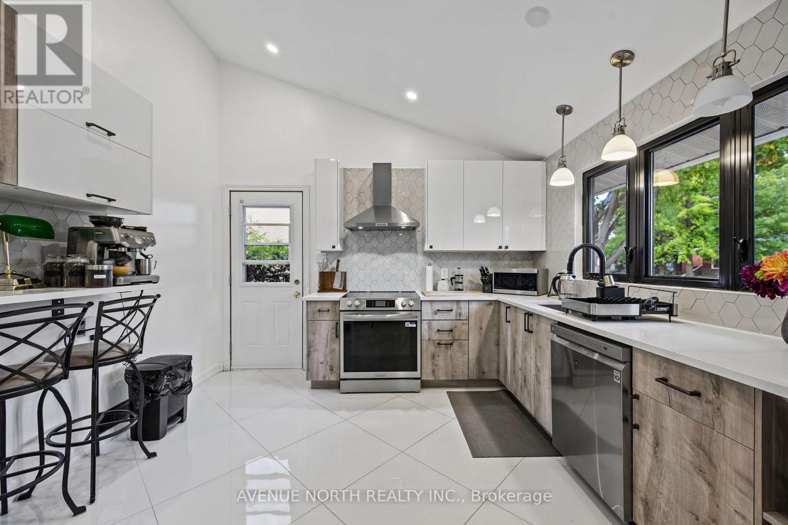 1174 Maybank Street — photo 22