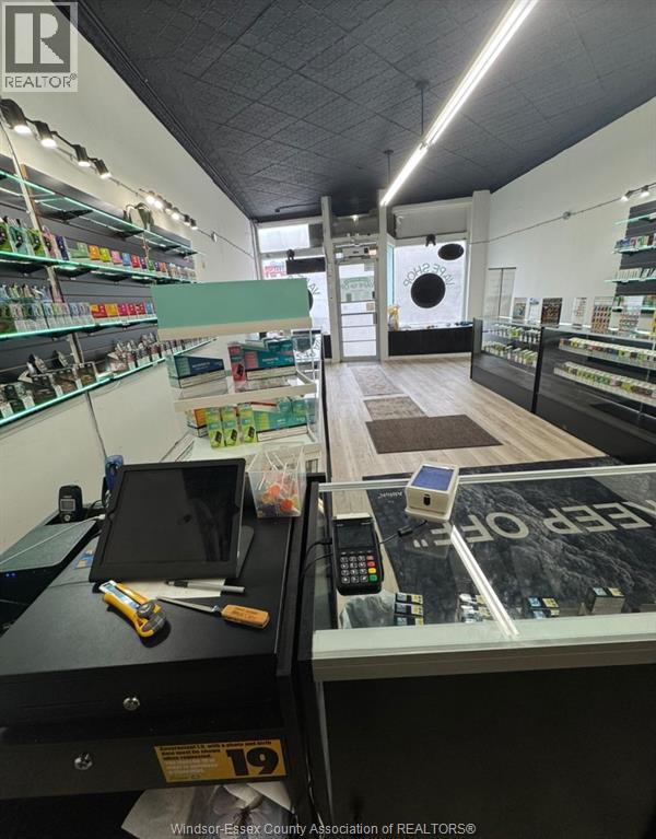 4719 WYANDOTTE (BOGIE MONSTER VAPE), Windsor — photo 4