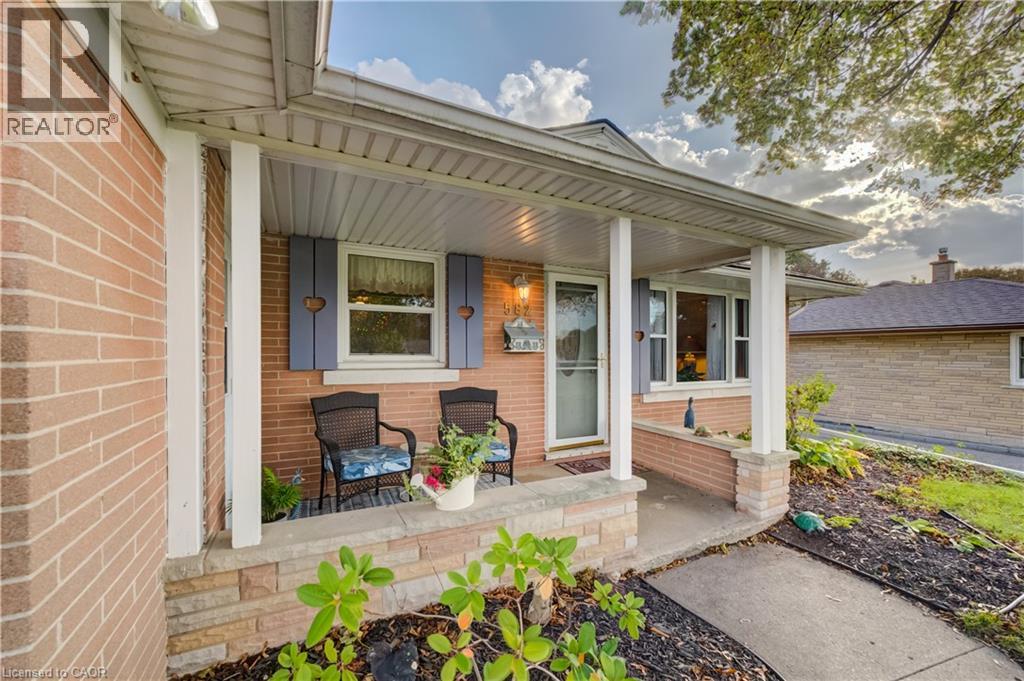 582 GRAND VALLEY Drive — photo 2
