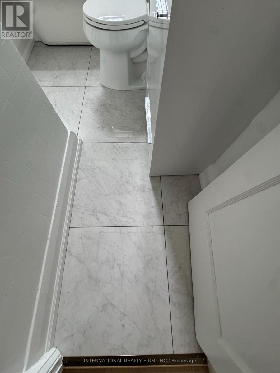 1094 College Street — photo 16