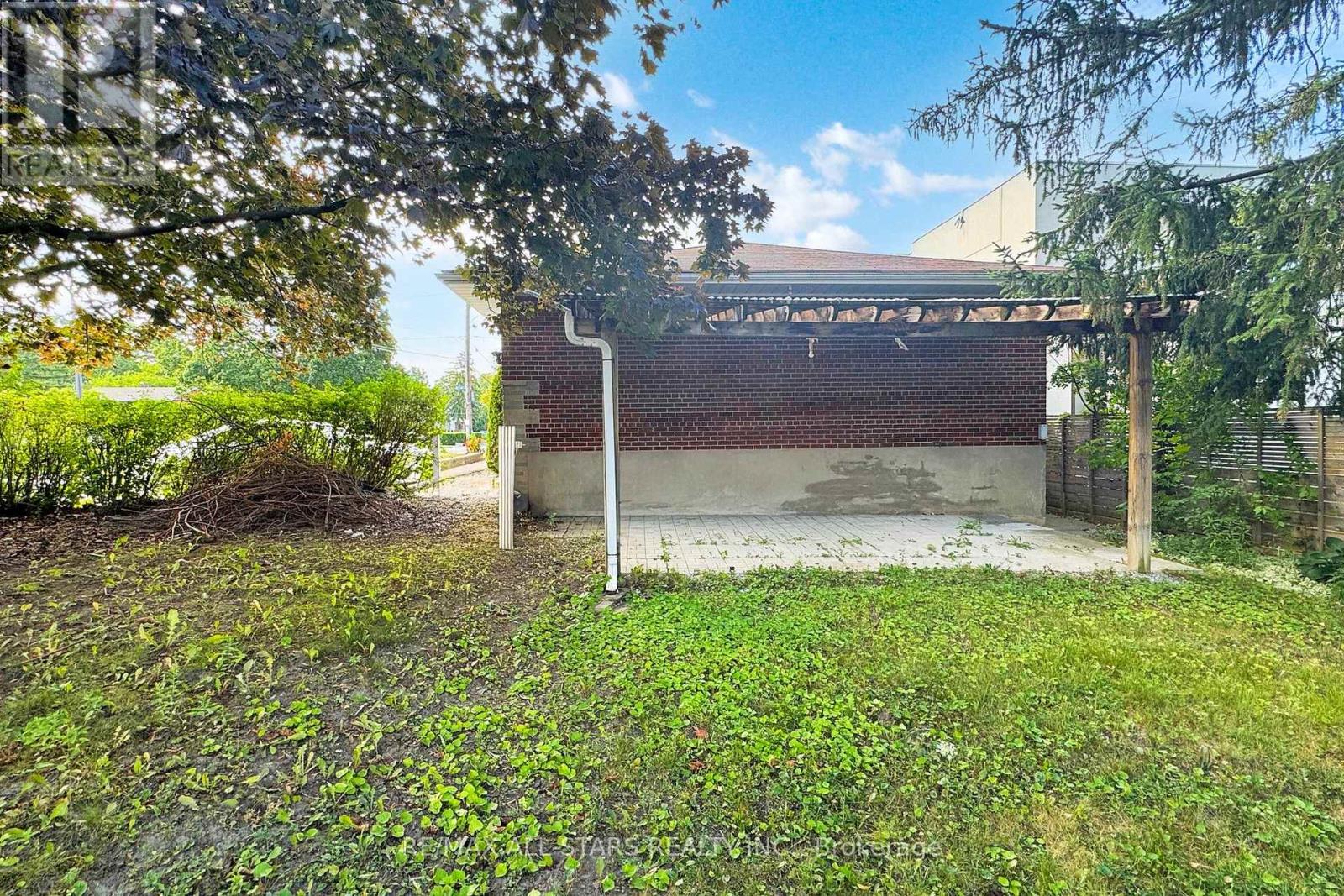 105 Betty Ann Drive — photo 30