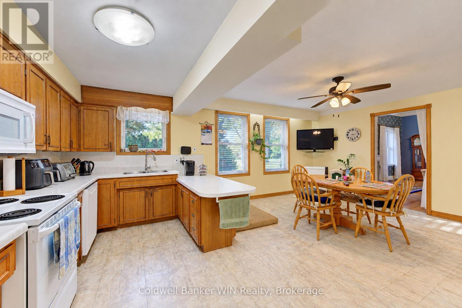 338 Fergus Street North — photo 15