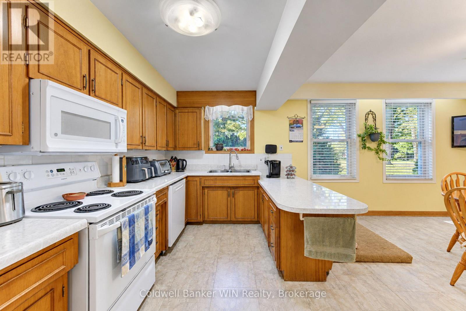 338 Fergus Street North — photo 16