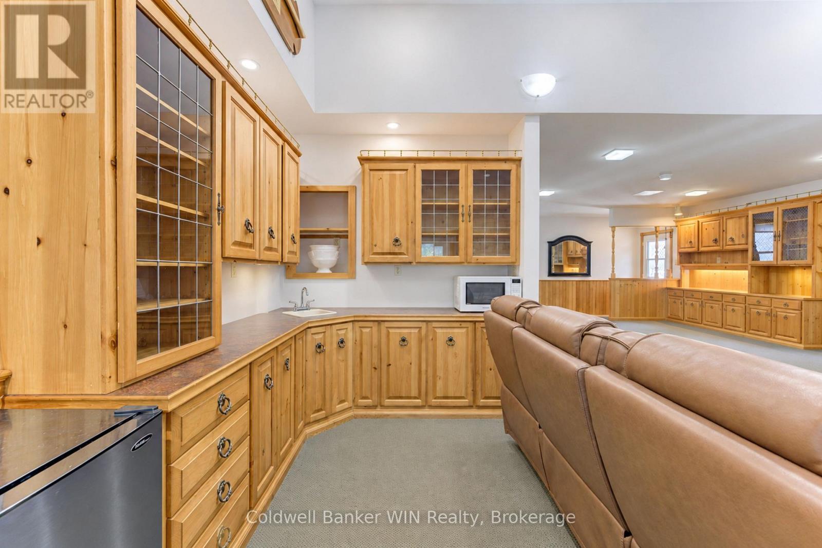 338 FERGUS STREET N - 28