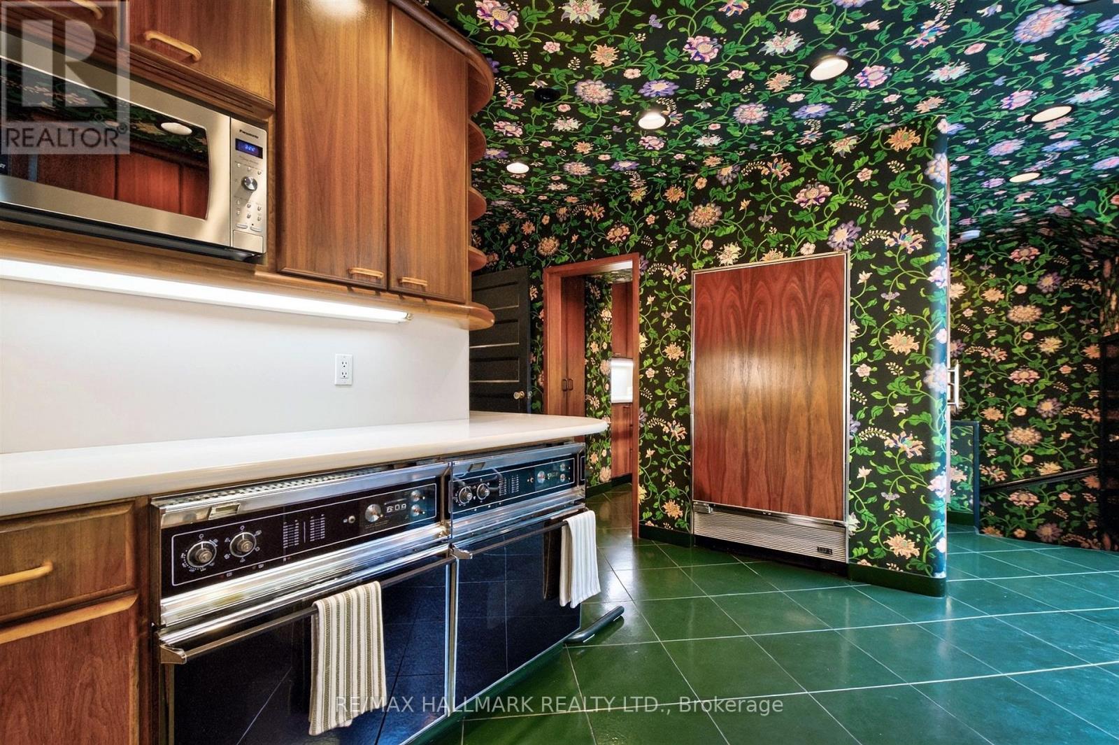 11 Pine Hill Road, Toronto, ON photo 32