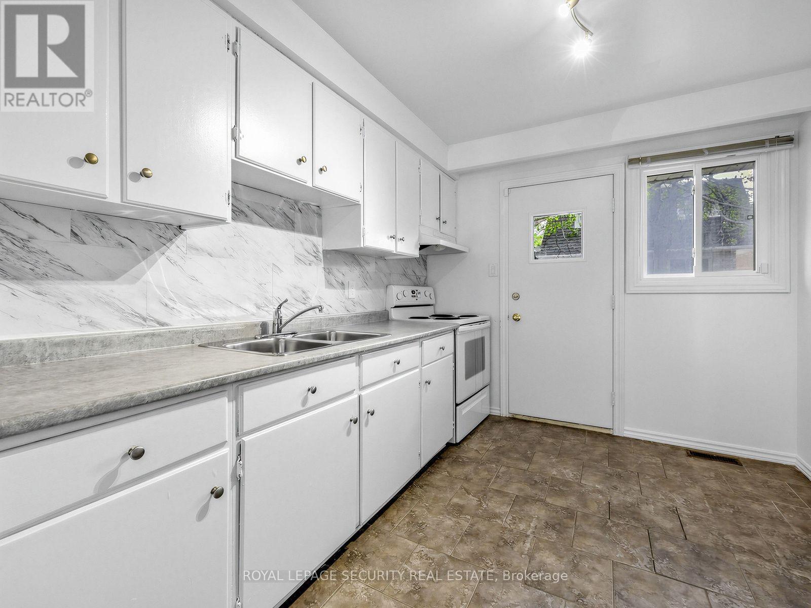22 Harper Court, Whitby, ON photo 19