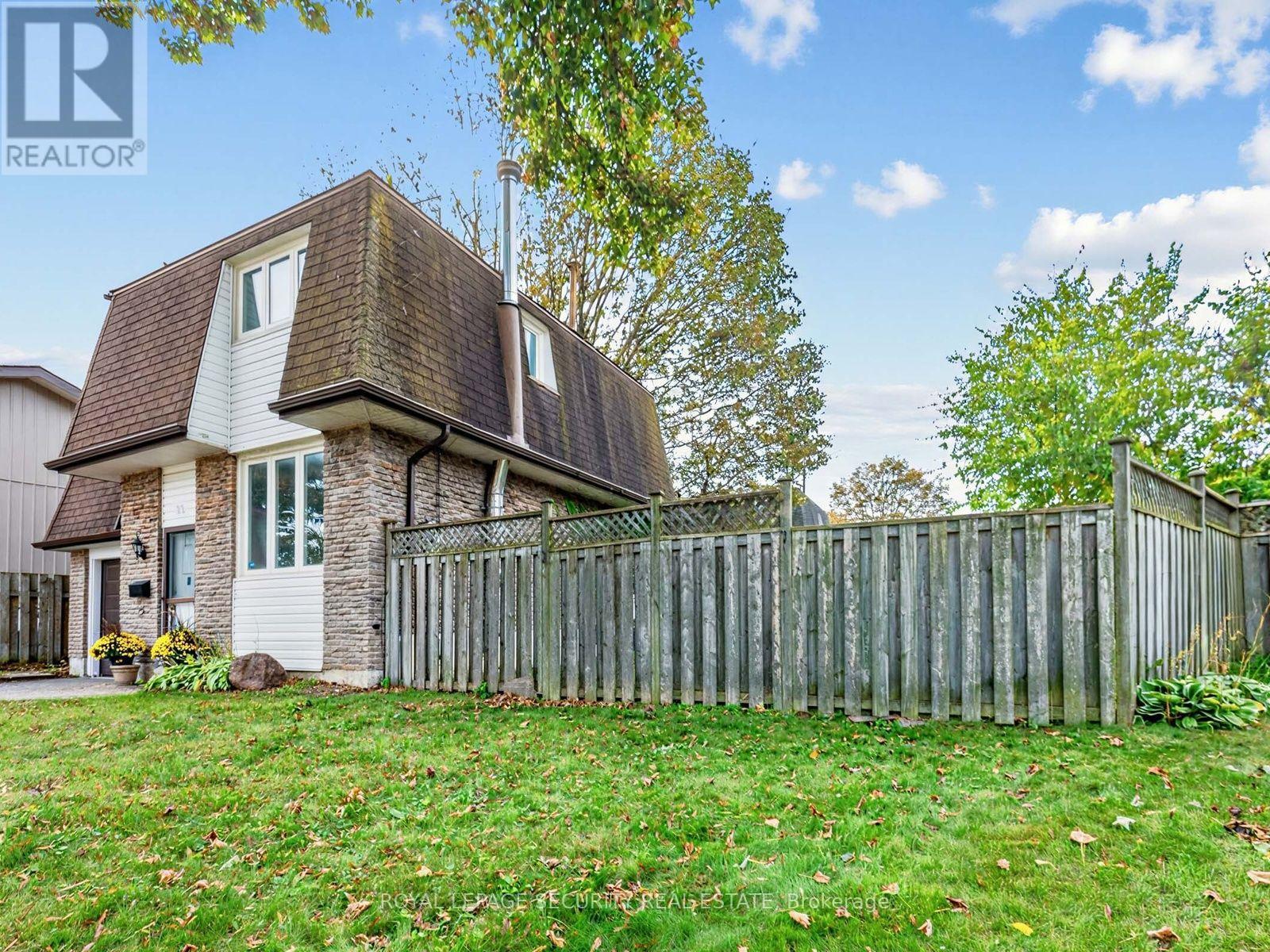 22 Harper Court, Whitby, ON photo 3