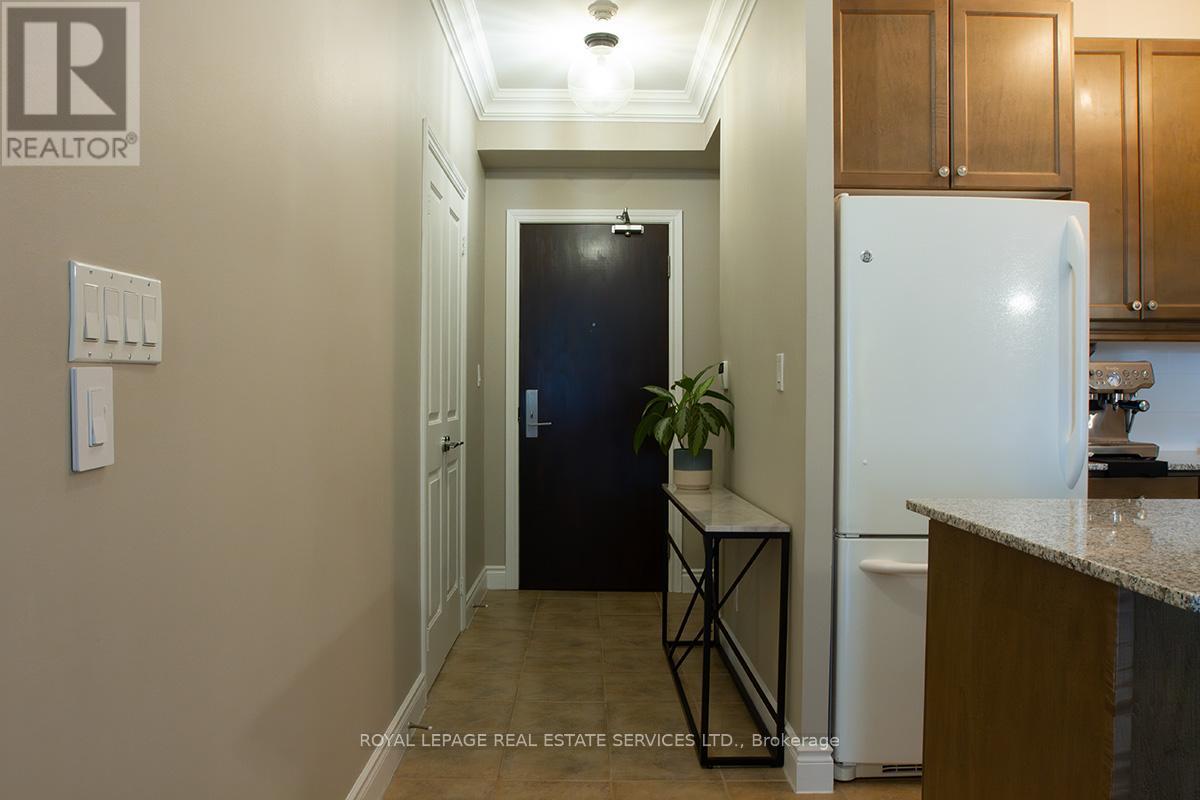 219 - 25 EARLINGTON AVENUE, Toronto (Kingsway South) — photo 4