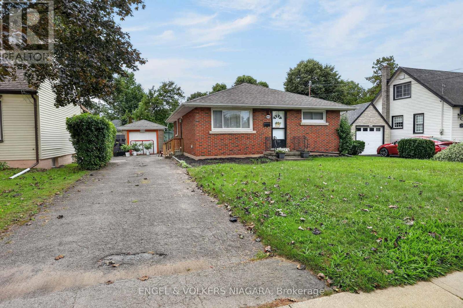 6534 RIALL STREET - 1
