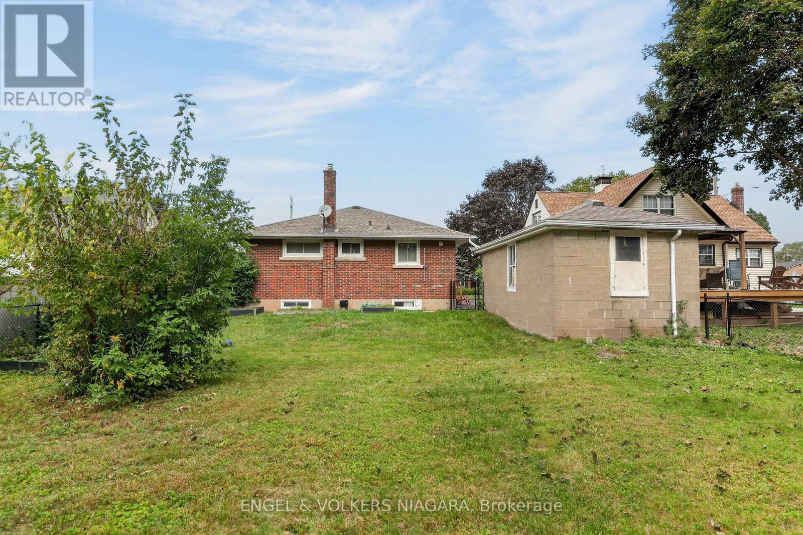 6534 RIALL STREET - 4
