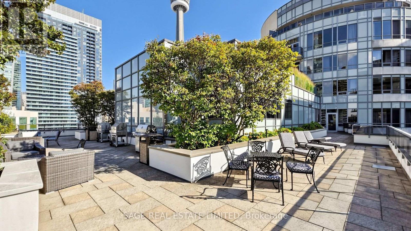 20 Blue Jays Way — photo 37