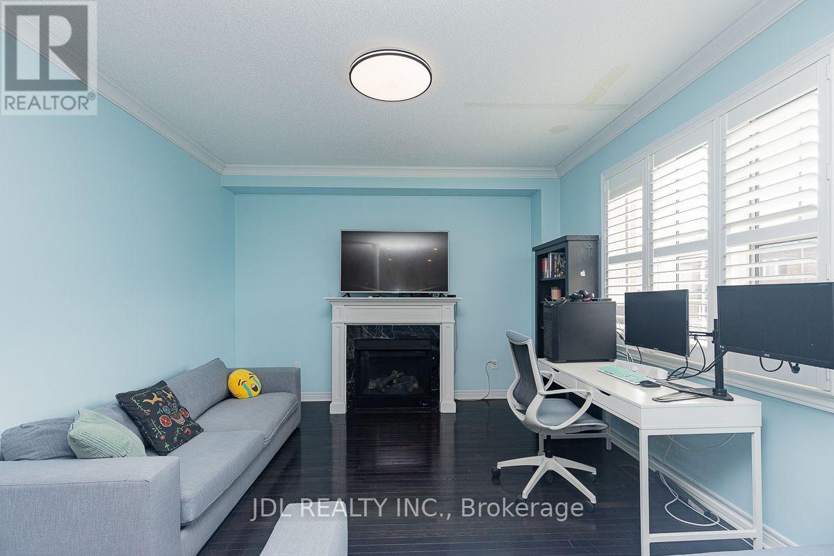 103 Herefordshire Crescent — photo 12