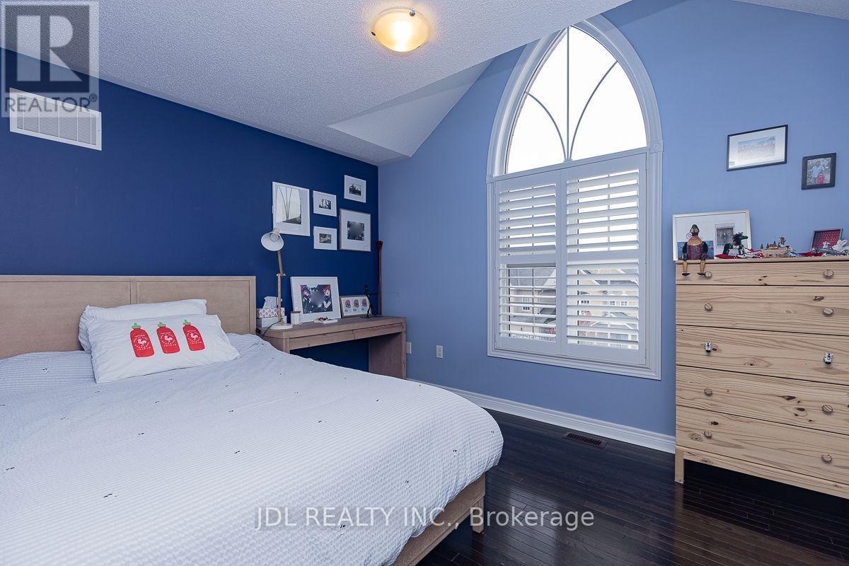 103 Herefordshire Crescent — photo 30