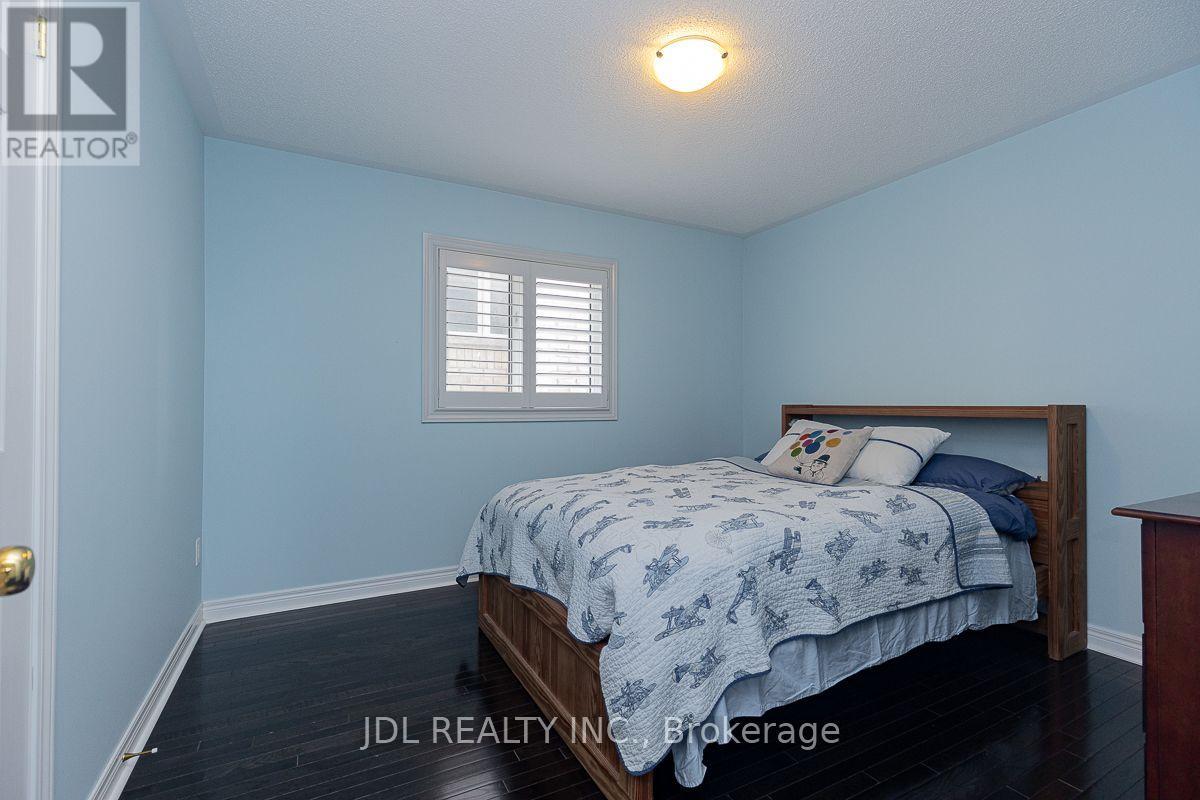 103 Herefordshire Crescent — photo 33
