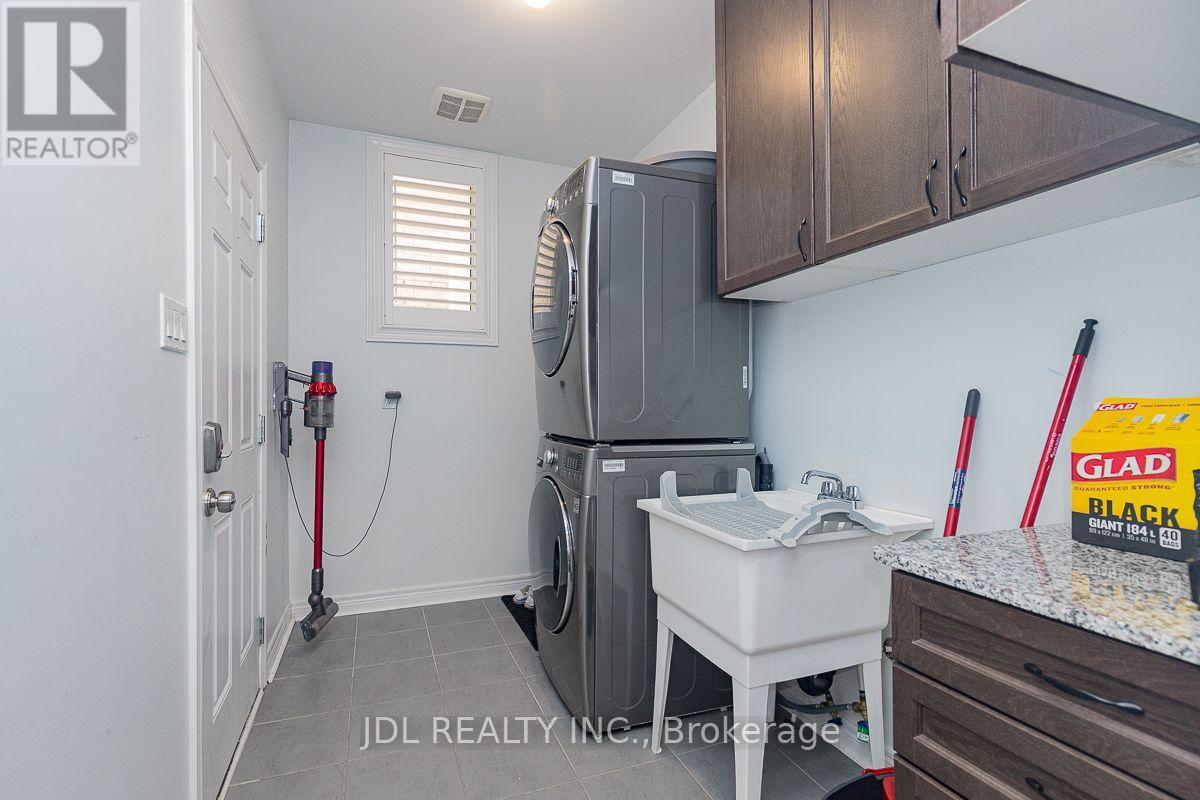 103 Herefordshire Crescent — photo 44