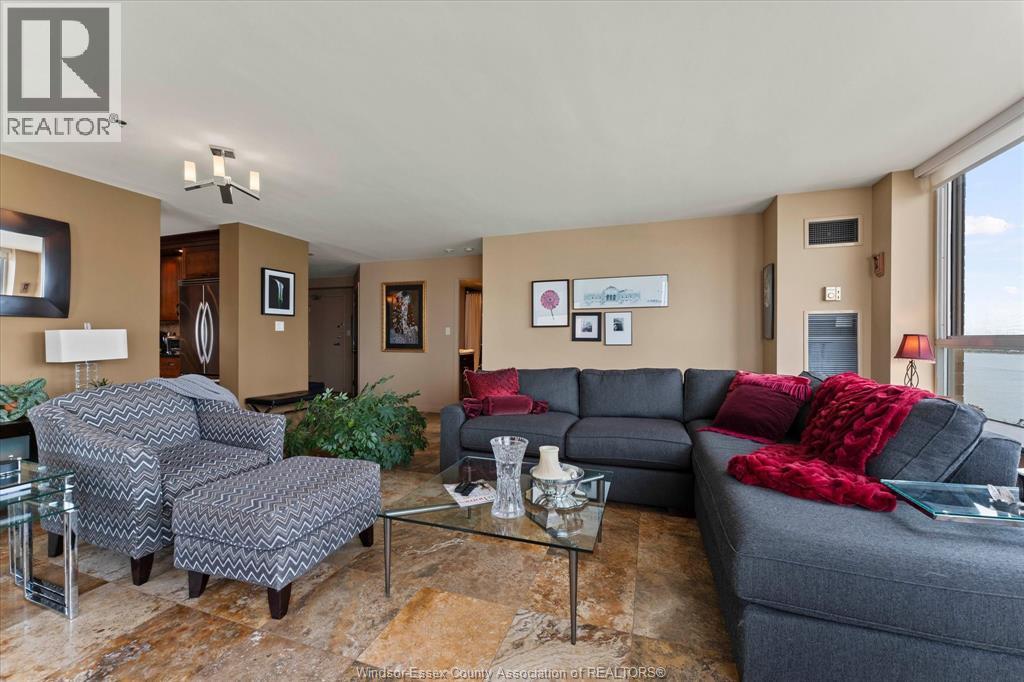 75 Riverside Drive East — photo 11