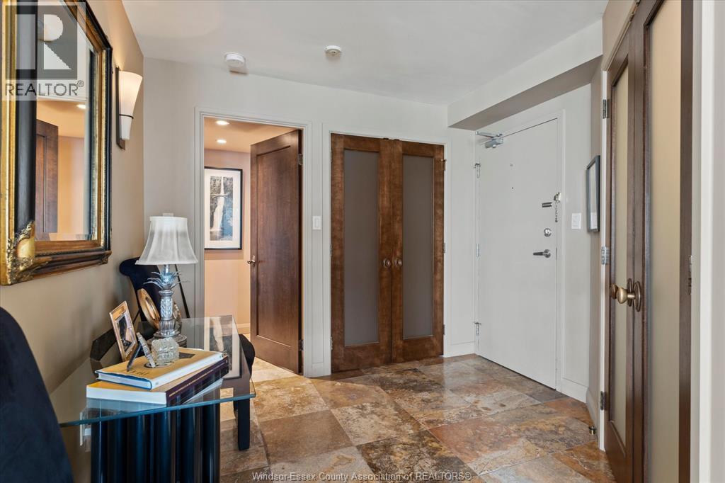 75 Riverside Drive East — photo 8