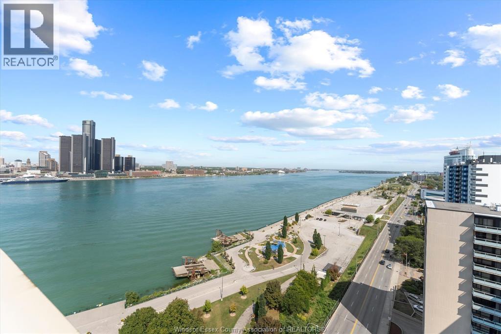 75 Riverside Drive East — photo 45