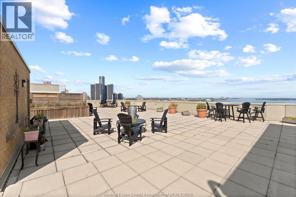 75 Riverside Drive East — photo 44