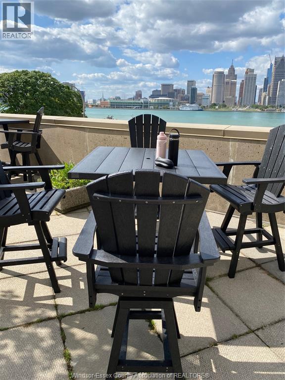 75 Riverside Drive East — photo 31