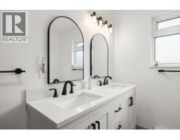 586 Normandy Rd, Saanich, BC V8Z3J2 Photo 17
