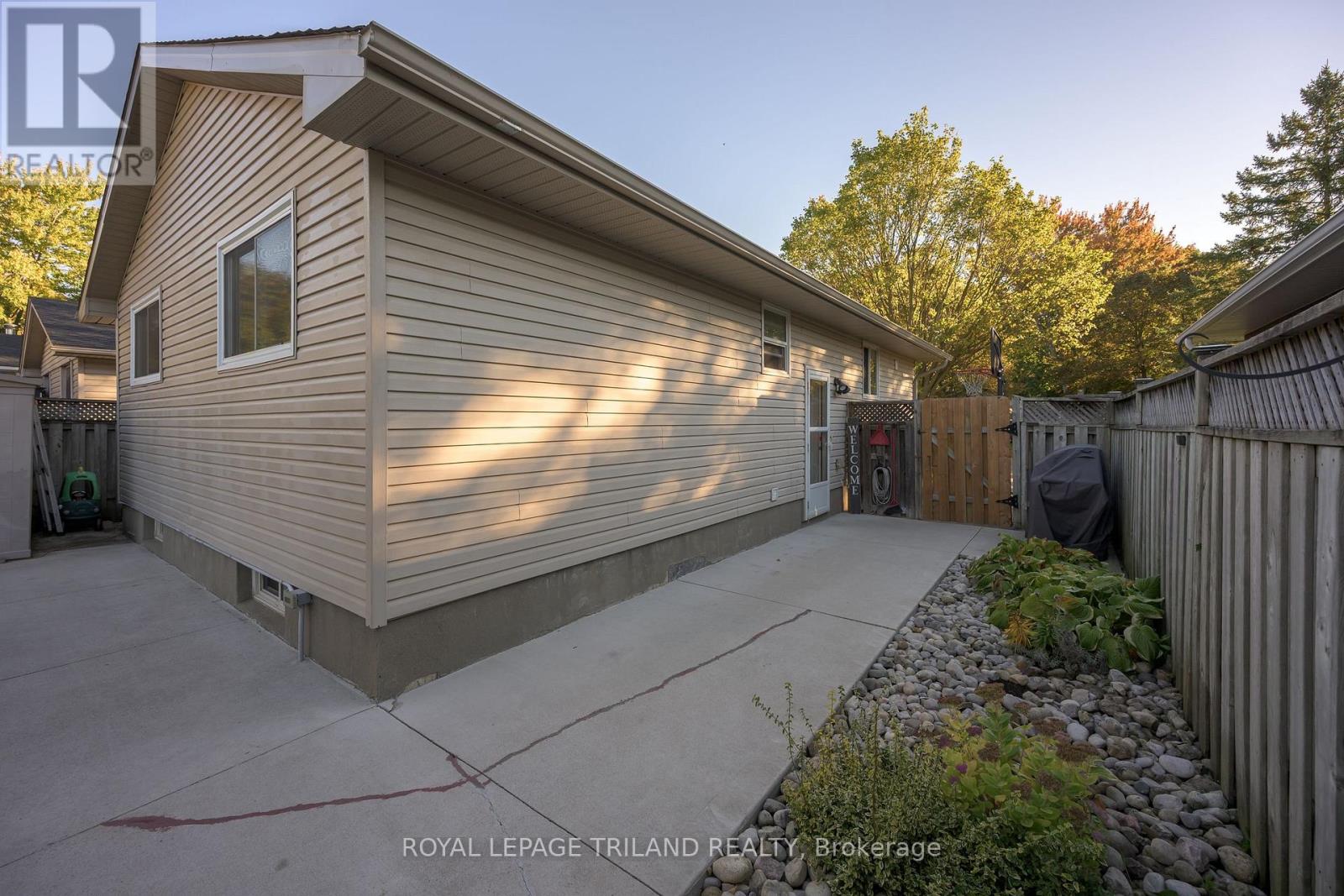 53 STROUD CRESCENT - 3