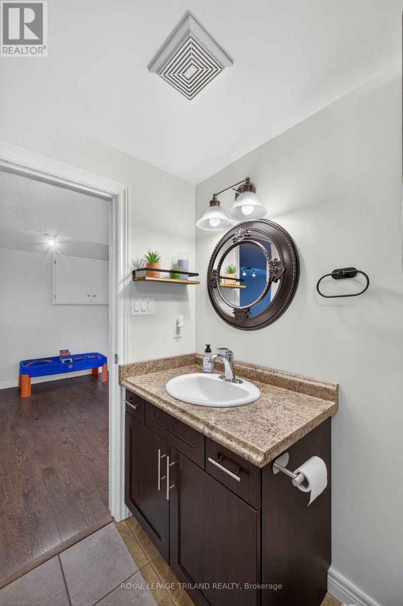 53 Stroud Crescent — photo 36