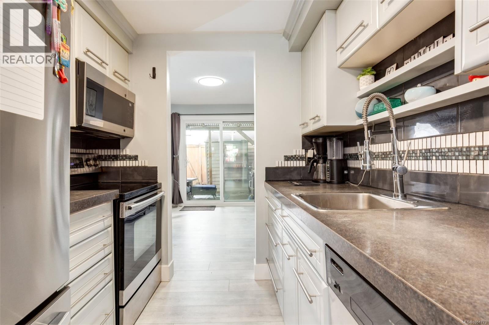#12 285 Harewood Rd - 3