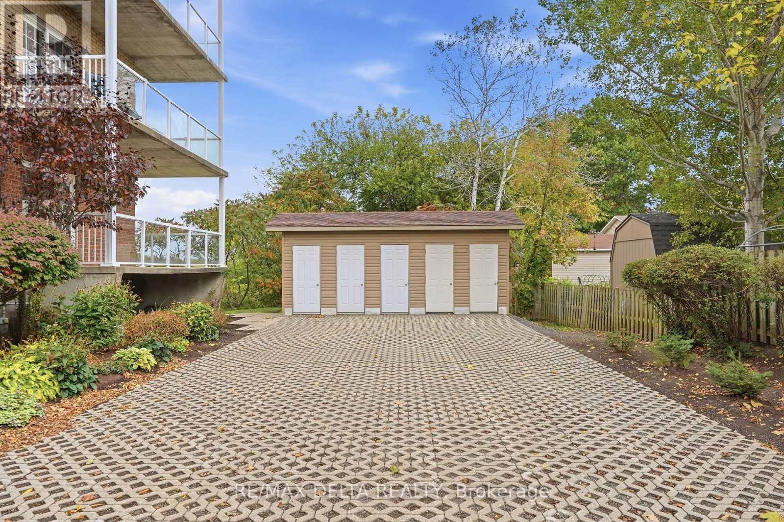 2360 Albert Street — photo 31
