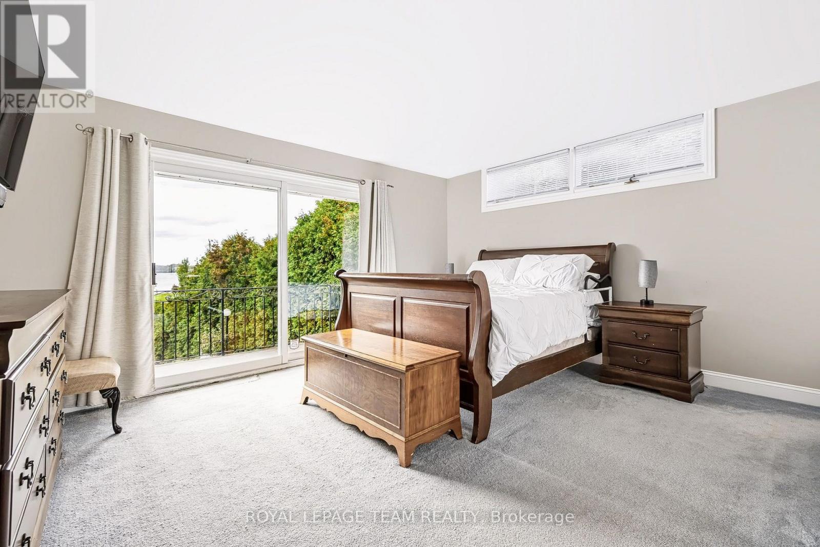 2027 Dundas Street — photo 15
