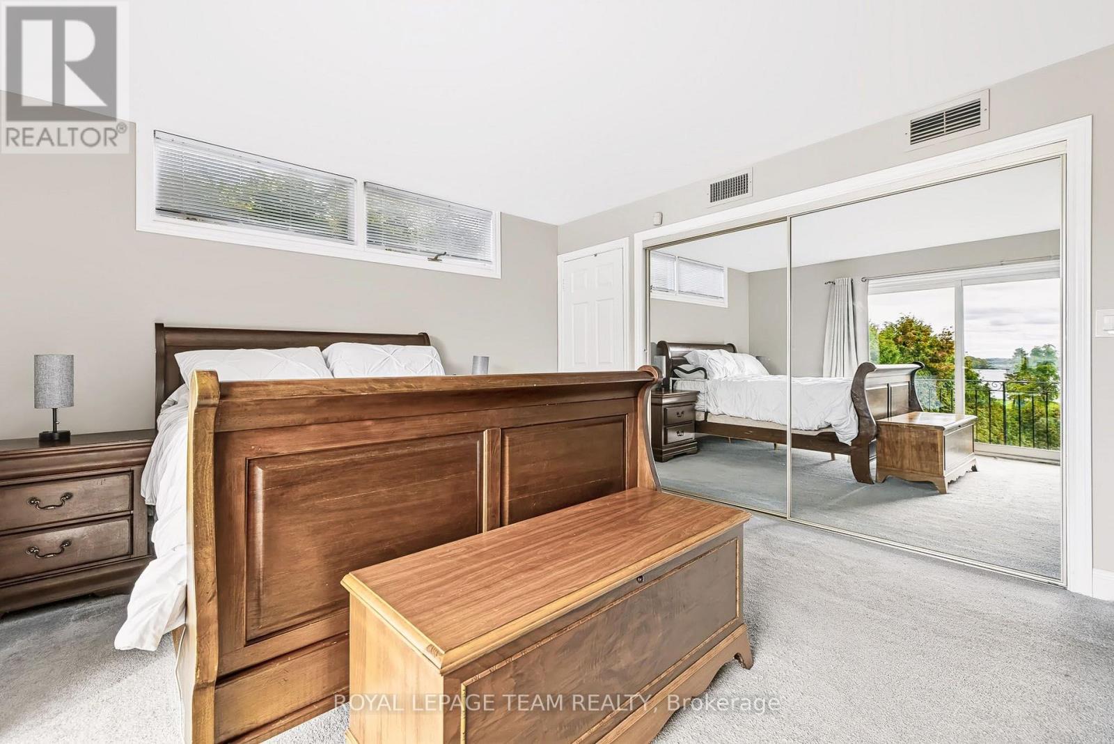 2027 Dundas Street — photo 16