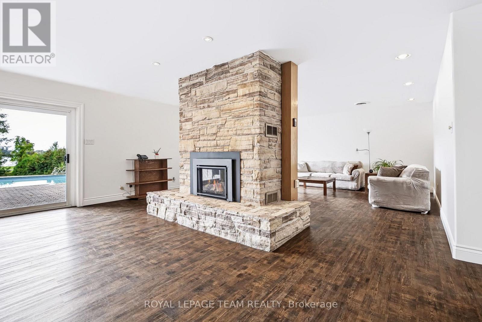 2027 Dundas Street — photo 22