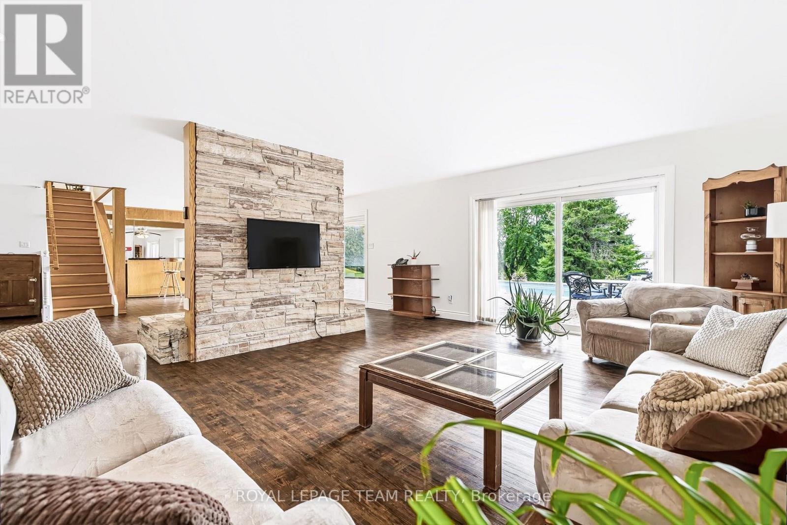 2027 Dundas Street — photo 24