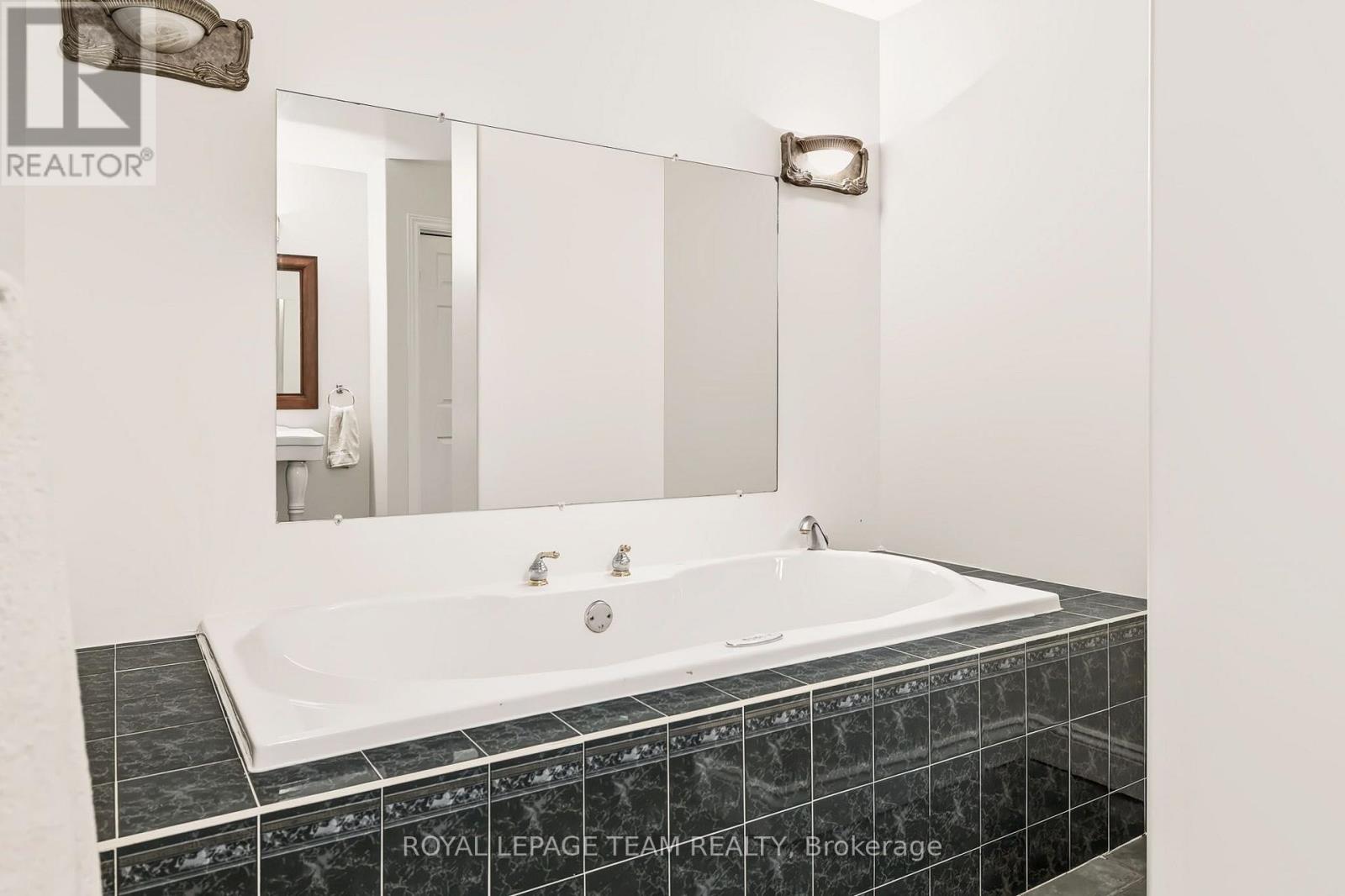 2027 Dundas Street — photo 30