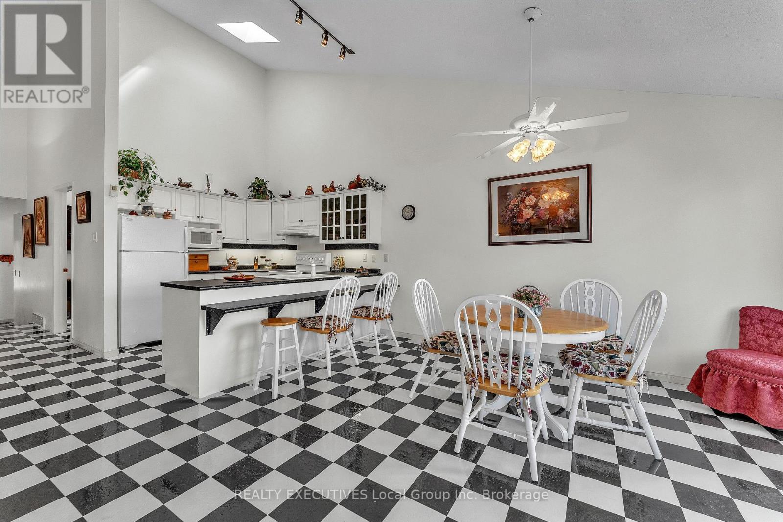 685 MAIN STREET S - 26